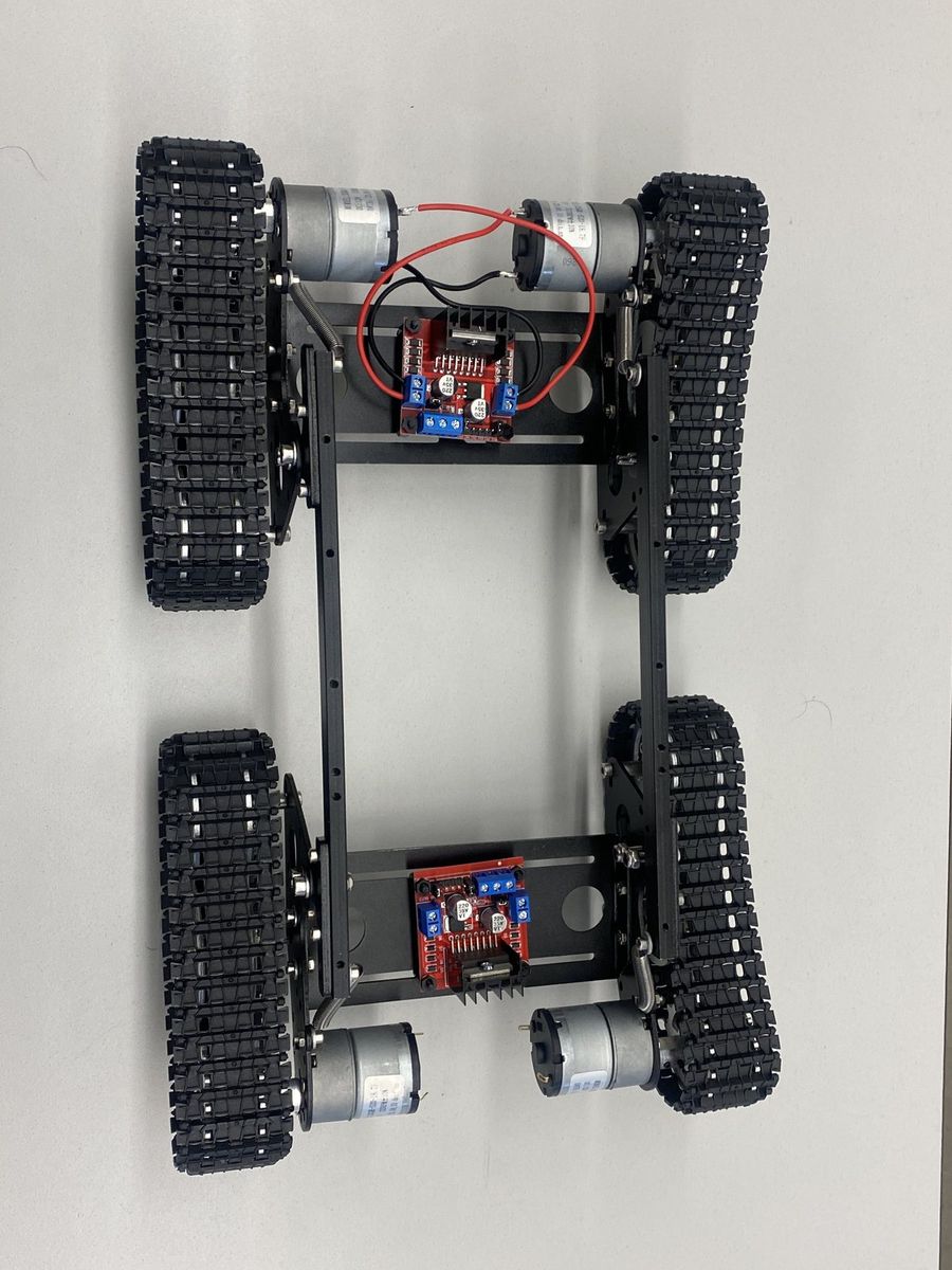 Tracked chassis with its drive electronics